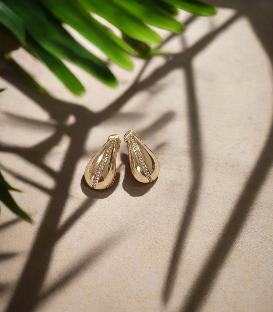 Elegant Gold teardrop earring
